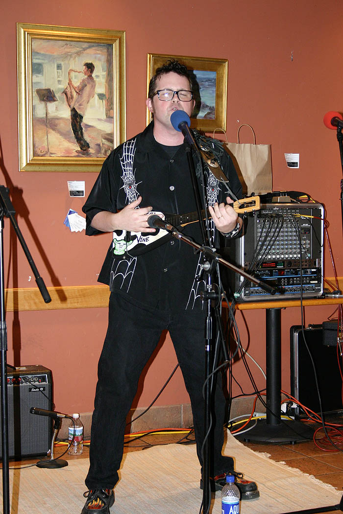 Beau Vine playing Ukulele at Borders 1