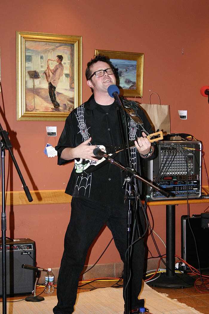 Beau Vine playing Ukulele at Borders 2