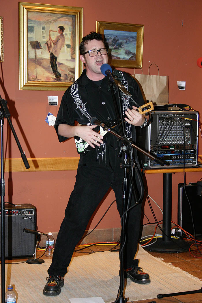 Beau Vine playing Ukulele at Borders 1