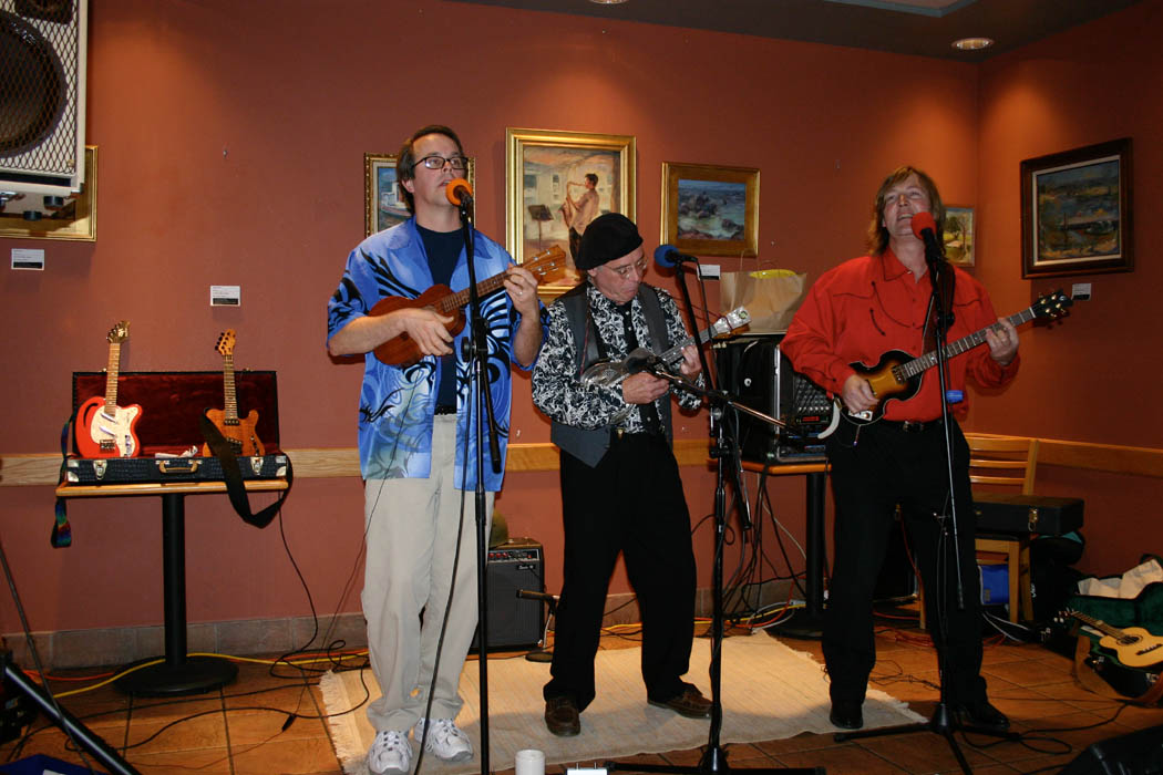 the Ukaholics playing Ukulele at Borders 8