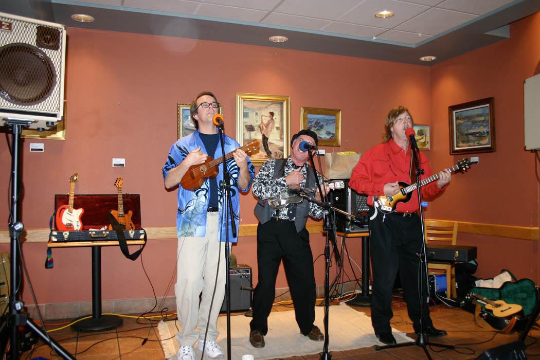 the Ukaholics playing Ukulele at Borders 9