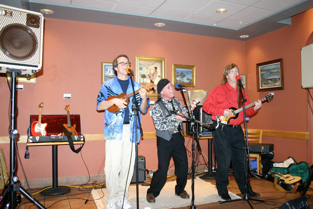 the Ukaholics playing Ukulele at Borders 10