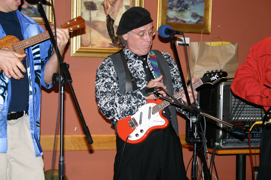 the Ukaholics playing Ukulele at Borders 11